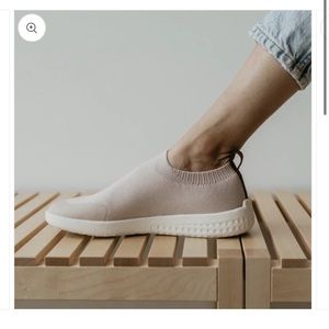 Hey folks voyageur sneaker in color sparrow. Very stylish and comfy slip ons.